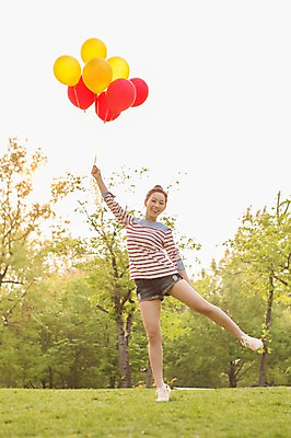 포토 JPG 주간 전신 나무 식물 라이프스타일 공원 여자 여유 포즈 모션 휴식 한명 서기 미소 웃음 들기 사람 동양인 20대 성인 야외 앞모습 캐주얼 소풍 한국인 즐거움 상쾌 풍선 여자만 여자한명만 성인여자만 청년만 청년여자만 성인한명만 청년여자한명만 성인여자한명만 성인만 국내포토 자연요소 1 옷 공공시설 감정 뷰포인트 컨셉 표정 인종 청년 생활 야외활동 파일형식