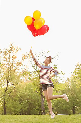 포토 JPG 주간 전신 나무 식물 라이프스타일 공원 여자 여유 허리손 포즈 모션 휴식 한명 서기 미소 웃음 들기 사람 동양인 20대 성인 야외 앞모습 캐주얼 소풍 한국인 즐거움 상쾌 풍선 여자만 여자한명만 성인여자만 청년만 청년여자만 성인한명만 청년여자한명만 성인여자한명만 성인만 국내포토 자연요소 1 옷 공공시설 감정 뷰포인트 컨셉 표정 인종 청년 생활 야외활동 파일형식