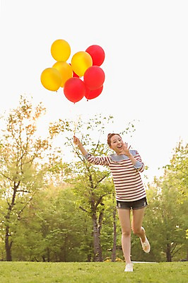 포토 JPG 주간 전신 나무 식물 라이프스타일 공원 여자 여유 포즈 모션 휴식 한명 서기 미소 웃음 들기 사람 동양인 20대 성인 야외 앞모습 캐주얼 소풍 외침 한국인 즐거움 상쾌 풍선 여자만 여자한명만 성인여자만 청년만 청년여자만 성인한명만 청년여자한명만 성인여자한명만 성인만 국내포토 자연요소 1 옷 공공시설 감정 뷰포인트 컨셉 표정 인종 청년 생활 야외활동 소리 파일형식