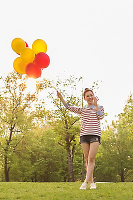 포토 JPG 주간 전신 나무 식물 라이프스타일 공원 여자 여유 포즈 모션 휴식 한명 서기 미소 웃음 들기 사람 동양인 20대 성인 야외 앞모습 캐주얼 소풍 외침 한국인 즐거움 상쾌 풍선 여자만 여자한명만 성인여자만 청년만 청년여자만 성인한명만 청년여자한명만 성인여자한명만 성인만 국내포토 자연요소 1 옷 공공시설 감정 뷰포인트 컨셉 표정 인종 청년 생활 야외활동 소리 파일형식