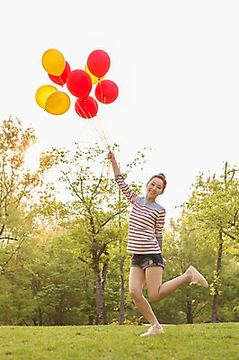 포토 JPG 주간 전신 나무 식물 라이프스타일 공원 여자 여유 포즈 모션 휴식 한명 미소 웃음 들기 사람 동양인 20대 성인 야외 앞모습 캐주얼 달리기 소풍 점프 한국인 즐거움 상쾌 풍선 여자만 여자한명만 성인여자만 청년만 청년여자만 성인한명만 청년여자한명만 성인여자한명만 성인만 국내포토 자연요소 1 옷 공공시설 감정 뷰포인트 컨셉 표정 인종 청년 생활 야외활동 파일형식