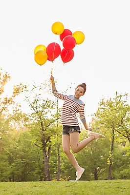 포토 JPG 주간 전신 나무 식물 라이프스타일 공원 여자 여유 포즈 모션 휴식 한명 미소 웃음 들기 사람 동양인 20대 성인 야외 앞모습 캐주얼 달리기 소풍 점프 한국인 즐거움 상쾌 풍선 여자만 여자한명만 성인여자만 청년만 청년여자만 성인한명만 청년여자한명만 성인여자한명만 성인만 국내포토 자연요소 1 옷 공공시설 감정 뷰포인트 컨셉 표정 인종 청년 생활 야외활동 파일형식