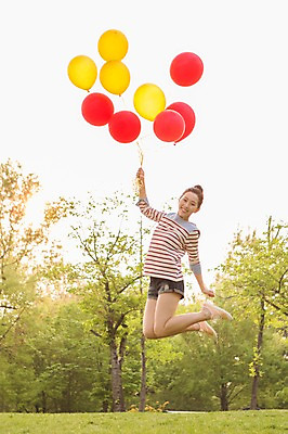 포토 JPG 주간 전신 나무 식물 라이프스타일 공원 여자 여유 포즈 모션 휴식 한명 미소 웃음 들기 사람 동양인 20대 성인 야외 앞모습 캐주얼 달리기 소풍 점프 한국인 즐거움 상쾌 풍선 여자만 여자한명만 성인여자만 청년만 청년여자만 성인한명만 청년여자한명만 성인여자한명만 성인만 국내포토 자연요소 1 옷 공공시설 감정 뷰포인트 컨셉 표정 인종 청년 생활 야외활동 파일형식