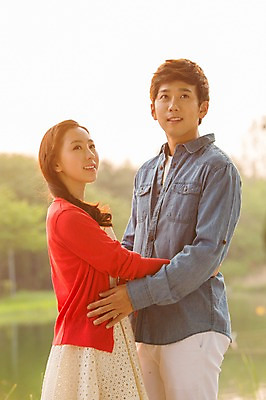 포토 JPG 주간 라이프스타일 커플 응시 공원 여자 남자 호수 여유 커플라이프 포즈 포옹 휴식 서기 미소 웃음 사람 동양인 20대 성인 야외 두명 옆모습 아웃포커스 소풍 한국인 연못 상쾌 청년만 성인만 국내포토 자연요소 시선 공공시설 감정 뷰포인트 컨셉 관계 안기 모션 촬영기법 표정 인종 청년 생활 야외활동 파일형식