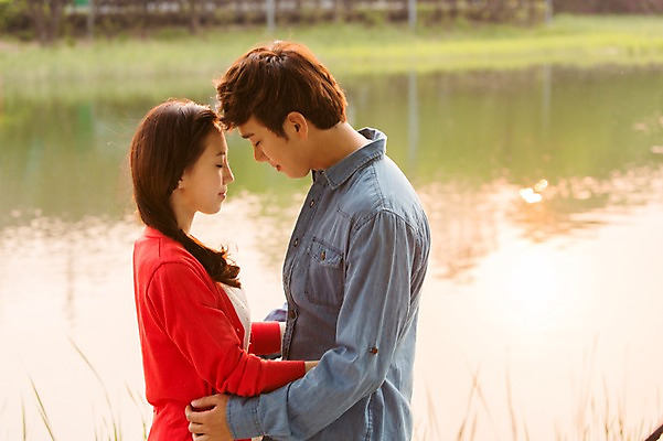 포토 JPG 주간 라이프스타일 커플 공원 여자 남자 호수 여유 커플라이프 포즈 휴식 사람 동양인 상반신 20대 성인 야외 두명 옆모습 아웃포커스 소풍 마주보기 눈감음 한국인 연못 상쾌 이마맞대기 청년만 성인만 국내포토 자연요소 공공시설 감정 뷰포인트 컨셉 관계 모션 촬영기법 인종 청년 생활 야외활동 얼굴맞대기 파일형식