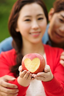 포토 JPG 주간 라이프스타일 커플 공원 여자 남자 여유 커플라이프 과일 휴식 미소 웃음 들기 사람 동양인 상반신 20대 성인 야외 두명 앞모습 아웃포커스 소풍 한국인 하트 사과 상쾌 청년만 성인만 국내포토 자연요소 모양 공공시설 감정 뷰포인트 컨셉 관계 모션 촬영기법 표정 인종 청년 생활 야외활동 파일형식