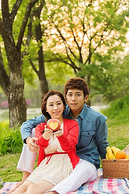 포토 JPG 주간 나무 식물 라이프스타일 커플 공원 여자 남자 여유 커플라이프 오렌지 과일 휴식 바나나 미소 웃음 들기 사람 앉기 동양인 20대 성인 야외 두명 앞모습 아웃포커스 소풍 바구니 한국인 하트 사과 상쾌 청년만 성인만 국내포토 자연요소 모양 공공시설 감정 뷰포인트 컨셉 관계 모션 촬영기법 표정 인종 청년 생활 야외활동 파일형식