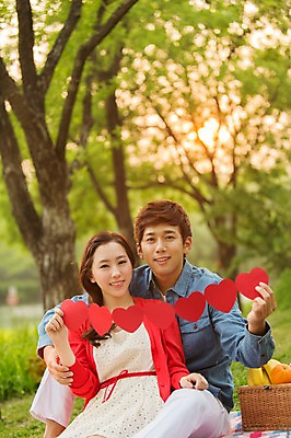 포토 JPG 주간 나무 식물 라이프스타일 커플 공원 여자 남자 여유 커플라이프 오렌지 과일 휴식 바나나 미소 웃음 들기 사람 앉기 동양인 20대 성인 야외 두명 앞모습 아웃포커스 소풍 바구니 한국인 하트 상쾌 청년만 성인만 국내포토 자연요소 모양 공공시설 감정 뷰포인트 컨셉 관계 모션 촬영기법 표정 인종 청년 생활 야외활동 파일형식