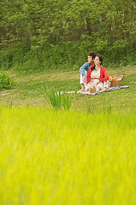 포토 JPG 주간 전신 나무 식물 라이프스타일 커플 응시 공원 여자 남자 여유 커플라이프 과일 휴식 사람 앉기 동양인 초원 20대 성인 야외 두명 앞모습 아웃포커스 소풍 바구니 한국인 돗자리 상쾌 청년만 성인만 국내포토 자연요소 시선 공공시설 감정 뷰포인트 컨셉 관계 모션 촬영기법 인종 청년 생활 야외활동 파일형식