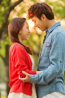 포토 JPG 주간 나무 식물 라이프스타일 커플 공원 여자 남자 여유 커플라이프 포즈 포옹 휴식 미소 웃음 사람 동양인 상반신 20대 성인 야외 두명 옆모습 아웃포커스 소풍 마주보기 한국인 상쾌 청년만 성인만 국내포토 자연요소 공공시설 감정 뷰포인트 컨셉 관계 안기 모션 촬영기법 표정 인종 청년 생활 야외활동 파일형식