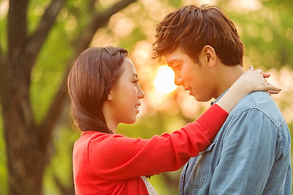 포토 JPG 주간 나무 식물 라이프스타일 커플 공원 여자 남자 여유 커플라이프 포즈 포옹 휴식 미소 웃음 사람 동양인 상반신 20대 성인 야외 두명 옆모습 아웃포커스 소풍 마주보기 한국인 상쾌 청년만 성인만 국내포토 자연요소 공공시설 감정 뷰포인트 컨셉 관계 안기 모션 촬영기법 표정 인종 청년 생활 야외활동 파일형식