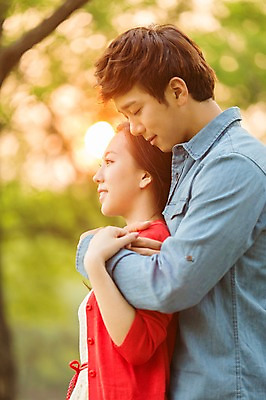 포토 JPG 주간 나무 식물 라이프스타일 커플 공원 여자 남자 여유 커플라이프 포즈 안기 포옹 휴식 사람 동양인 상반신 20대 성인 야외 두명 옆모습 아웃포커스 소풍 눈감음 한국인 상쾌 청년만 성인만 국내포토 자연요소 공공시설 감정 뷰포인트 컨셉 관계 모션 촬영기법 인종 청년 생활 야외활동 파일형식