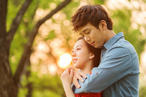 포토 JPG 주간 나무 식물 라이프스타일 커플 공원 여자 남자 여유 커플라이프 포즈 안기 포옹 휴식 사람 동양인 상반신 20대 성인 야외 두명 옆모습 아웃포커스 소풍 눈감음 한국인 상쾌 청년만 성인만 국내포토 자연요소 공공시설 감정 뷰포인트 컨셉 관계 모션 촬영기법 인종 청년 생활 야외활동 파일형식