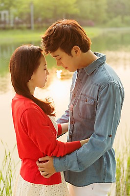 포토 JPG 주간 라이프스타일 커플 공원 여자 남자 여유 커플라이프 포즈 휴식 사람 동양인 상반신 20대 성인 야외 두명 옆모습 아웃포커스 소풍 마주보기 눈감음 한국인 연못 상쾌 이마맞대기 청년만 성인만 국내포토 자연요소 공공시설 감정 뷰포인트 컨셉 관계 모션 촬영기법 인종 청년 생활 야외활동 얼굴맞대기 파일형식