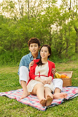 포토 JPG 주간 전신 나무 식물 라이프스타일 커플 공원 여자 남자 여유 커플라이프 과일 휴식 미소 웃음 사람 앉기 동양인 20대 성인 야외 두명 앞모습 아웃포커스 소풍 바구니 한국인 돗자리 상쾌 청년만 성인만 국내포토 자연요소 공공시설 감정 뷰포인트 컨셉 관계 모션 촬영기법 표정 인종 청년 생활 야외활동 파일형식