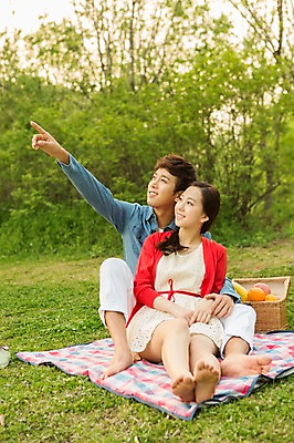 포토 JPG 주간 전신 나무 식물 라이프스타일 커플 응시 공원 여자 남자 여유 커플라이프 과일 휴식 미소 웃음 사람 앉기 동양인 손짓 20대 성인 야외 두명 앞모습 소풍 바구니 한국인 가리킴 돗자리 상쾌 청년만 성인만 국내포토 자연요소 시선 공공시설 감정 뷰포인트 컨셉 관계 모션 표정 인종 청년 생활 야외활동 파일형식