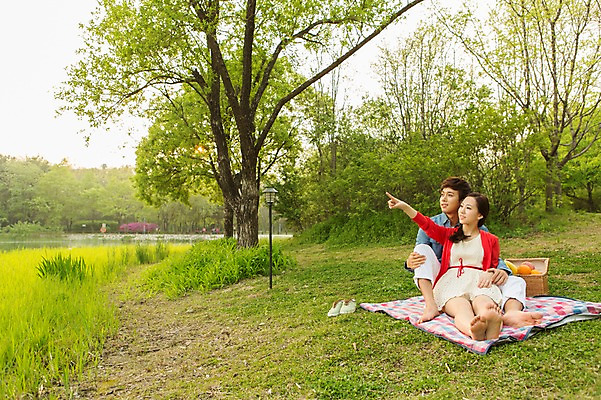 포토 JPG 주간 전신 나무 식물 라이프스타일 커플 응시 공원 여자 남자 여유 커플라이프 과일 휴식 미소 웃음 사람 앉기 동양인 손짓 20대 성인 야외 두명 앞모습 소풍 바구니 한국인 가리킴 연못 돗자리 상쾌 청년만 성인만 국내포토 자연요소 시선 공공시설 감정 뷰포인트 컨셉 관계 모션 표정 인종 청년 생활 야외활동 파일형식