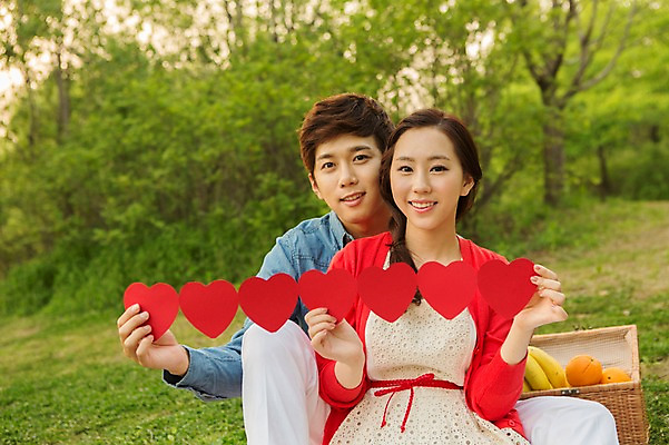 포토 JPG 주간 나무 식물 라이프스타일 커플 공원 여자 남자 여유 커플라이프 오렌지 과일 휴식 바나나 미소 웃음 들기 사람 앉기 동양인 20대 성인 야외 두명 앞모습 아웃포커스 소풍 바구니 한국인 하트 상쾌 청년만 성인만 국내포토 자연요소 모양 공공시설 감정 뷰포인트 컨셉 관계 모션 촬영기법 표정 인종 청년 생활 야외활동 파일형식