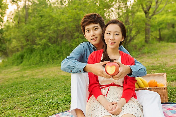 포토 JPG 주간 나무 식물 라이프스타일 커플 공원 여자 남자 여유 커플라이프 오렌지 과일 휴식 바나나 미소 웃음 들기 사람 앉기 동양인 20대 성인 야외 두명 앞모습 아웃포커스 소풍 바구니 한국인 사과 상쾌 청년만 성인만 국내포토 자연요소 공공시설 감정 뷰포인트 컨셉 관계 모션 촬영기법 표정 인종 청년 생활 야외활동 파일형식