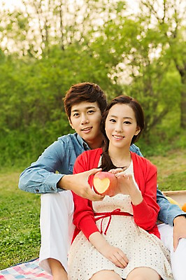 포토 JPG 주간 나무 식물 라이프스타일 커플 공원 여자 남자 여유 커플라이프 과일 휴식 미소 웃음 들기 사람 앉기 동양인 20대 성인 야외 두명 앞모습 아웃포커스 소풍 바구니 한국인 하트 사과 상쾌 청년만 성인만 국내포토 자연요소 모양 공공시설 감정 뷰포인트 컨셉 관계 모션 촬영기법 표정 인종 청년 생활 야외활동 파일형식