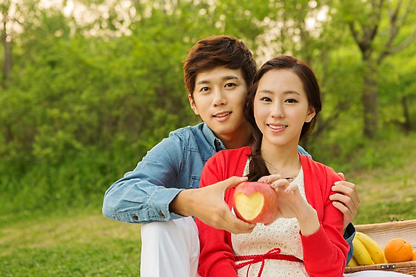 포토 JPG 주간 나무 식물 라이프스타일 커플 공원 여자 남자 여유 커플라이프 오렌지 과일 휴식 바나나 미소 웃음 들기 사람 앉기 동양인 상반신 20대 성인 야외 두명 앞모습 아웃포커스 소풍 바구니 한국인 하트 사과 상쾌 청년만 성인만 국내포토 자연요소 모양 공공시설 감정 뷰포인트 컨셉 관계 모션 촬영기법 표정 인종 청년 생활 야외활동 파일형식