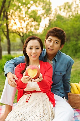포토 JPG 주간 나무 식물 라이프스타일 커플 공원 여자 남자 여유 커플라이프 과일 휴식 바나나 미소 웃음 들기 사람 앉기 동양인 20대 성인 야외 두명 앞모습 아웃포커스 소풍 바구니 한국인 하트 사과 상쾌 청년만 성인만 국내포토 자연요소 모양 공공시설 감정 뷰포인트 컨셉 관계 모션 촬영기법 표정 인종 청년 생활 야외활동 파일형식