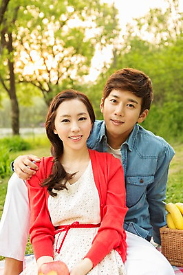 포토 JPG 주간 나무 식물 라이프스타일 커플 공원 여자 남자 여유 커플라이프 과일 휴식 바나나 미소 웃음 사람 앉기 동양인 20대 성인 야외 두명 앞모습 아웃포커스 소풍 바구니 한국인 사과 상쾌 청년만 성인만 국내포토 자연요소 공공시설 감정 뷰포인트 컨셉 관계 모션 촬영기법 표정 인종 청년 생활 야외활동 파일형식