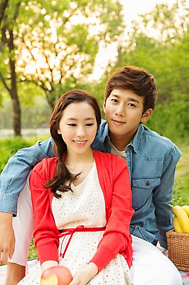 포토 JPG 주간 나무 식물 라이프스타일 커플 공원 여자 남자 여유 커플라이프 과일 휴식 바나나 미소 웃음 사람 앉기 동양인 20대 성인 야외 두명 앞모습 아웃포커스 소풍 바구니 한국인 사과 상쾌 청년만 성인만 국내포토 자연요소 공공시설 감정 뷰포인트 컨셉 관계 모션 촬영기법 표정 인종 청년 생활 야외활동 파일형식