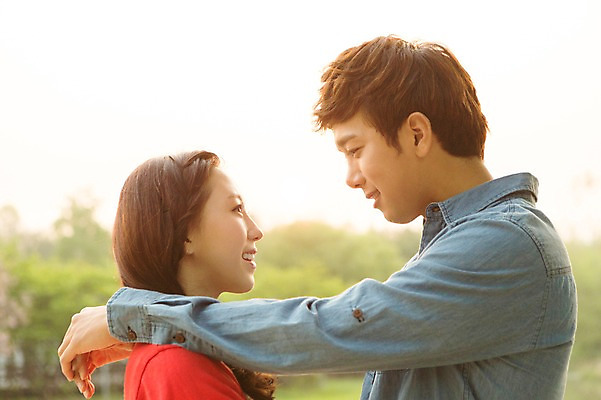 포토 JPG 주간 라이프스타일 커플 공원 여자 남자 여유 커플라이프 포즈 휴식 미소 웃음 사람 동양인 상반신 20대 성인 야외 두명 옆모습 아웃포커스 소풍 마주보기 한국인 상쾌 청년만 성인만 국내포토 자연요소 공공시설 감정 뷰포인트 컨셉 관계 모션 촬영기법 표정 인종 청년 생활 야외활동 파일형식