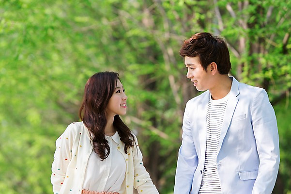 포토 JPG 주간 나무 식물 라이프스타일 커플 공원 여자 남자 여유 커플라이프 휴식 미소 웃음 사람 동양인 상반신 20대 성인 야외 두명 앞모습 아웃포커스 소풍 마주보기 산책 한국인 상쾌 청년만 성인만 국내포토 자연요소 공공시설 감정 뷰포인트 컨셉 관계 모션 촬영기법 표정 인종 청년 생활 야외활동 파일형식