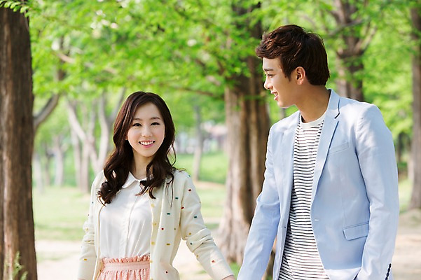 포토 JPG 주간 나무 식물 라이프스타일 커플 공원 여자 남자 여유 커플라이프 휴식 미소 웃음 사람 동양인 상반신 20대 성인 야외 두명 앞모습 아웃포커스 소풍 손잡기 산책 한국인 상쾌 청년만 성인만 국내포토 자연요소 공공시설 감정 뷰포인트 컨셉 관계 모션 촬영기법 표정 인종 청년 생활 야외활동 파일형식