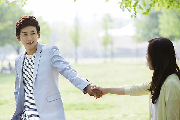 포토 JPG 주간 나무 식물 라이프스타일 커플 공원 여자 남자 여유 커플라이프 휴식 미소 웃음 사람 동양인 상반신 20대 성인 야외 두명 앞모습 옆모습 아웃포커스 소풍 마주보기 손잡기 산책 한국인 상쾌 청년만 성인만 국내포토 자연요소 공공시설 감정 뷰포인트 컨셉 관계 모션 촬영기법 표정 인종 청년 생활 야외활동 파일형식