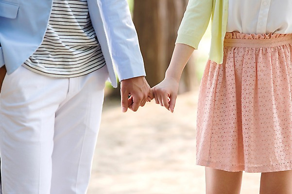 포토 JPG 주간 라이프스타일 손 커플 공원 여자 남자 여유 커플라이프 신체 휴식 서기 사람 야외 두명 앞모습 아웃포커스 신체부위 캐주얼 치마 소풍 손잡기 산책 상쾌 새끼손가락 국내포토 자연요소 옷 공공시설 감정 뷰포인트 컨셉 관계 모션 하의 촬영기법 생활 야외활동 파일형식