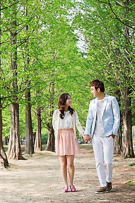 포토 JPG 주간 전신 나무 식물 라이프스타일 커플 공원 여자 남자 여유 커플라이프 휴식 서기 미소 웃음 사람 동양인 20대 성인 야외 두명 앞모습 소풍 마주보기 걷기 손잡기 산책 산책로 한국인 상쾌 청년만 성인만 국내포토 자연요소 공공시설 감정 길 뷰포인트 컨셉 관계 모션 표정 인종 청년 생활 야외활동 파일형식