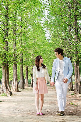 포토 JPG 주간 전신 나무 식물 라이프스타일 커플 공원 여자 남자 여유 커플라이프 휴식 서기 미소 웃음 사람 동양인 20대 성인 야외 두명 앞모습 소풍 마주보기 걷기 손잡기 산책 산책로 한국인 상쾌 청년만 성인만 국내포토 자연요소 공공시설 감정 길 뷰포인트 컨셉 관계 모션 표정 인종 청년 생활 야외활동 파일형식