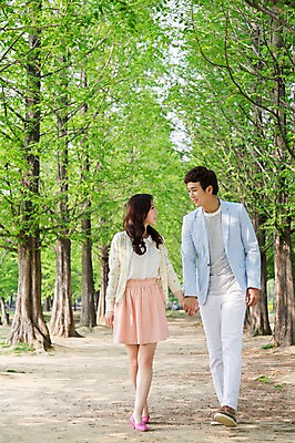 포토 JPG 주간 전신 나무 식물 라이프스타일 커플 공원 여자 남자 여유 커플라이프 휴식 서기 미소 웃음 사람 동양인 20대 성인 야외 두명 앞모습 소풍 마주보기 걷기 손잡기 산책 산책로 한국인 상쾌 청년만 성인만 국내포토 자연요소 공공시설 감정 길 뷰포인트 컨셉 관계 모션 표정 인종 청년 생활 야외활동 파일형식