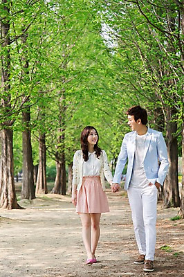 포토 JPG 주간 전신 나무 식물 라이프스타일 커플 공원 여자 남자 여유 커플라이프 휴식 서기 미소 웃음 사람 동양인 20대 성인 야외 두명 앞모습 소풍 마주보기 걷기 손잡기 산책 산책로 한국인 상쾌 청년만 성인만 국내포토 자연요소 공공시설 감정 길 뷰포인트 컨셉 관계 모션 표정 인종 청년 생활 야외활동 파일형식