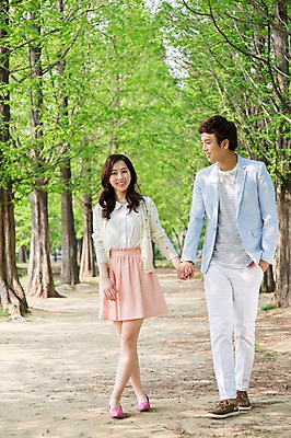 포토 JPG 주간 전신 나무 식물 라이프스타일 커플 공원 여자 남자 여유 커플라이프 휴식 서기 미소 웃음 사람 동양인 20대 성인 야외 두명 앞모습 소풍 걷기 손잡기 산책 산책로 한국인 상쾌 청년만 성인만 국내포토 자연요소 공공시설 감정 길 뷰포인트 컨셉 관계 모션 표정 인종 청년 생활 야외활동 파일형식
