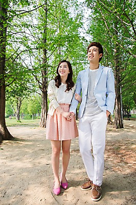 포토 JPG 주간 전신 나무 식물 라이프스타일 커플 응시 공원 여자 남자 여유 커플라이프 휴식 서기 미소 웃음 사람 동양인 20대 성인 야외 두명 앞모습 소풍 팔짱 손잡기 산책 산책로 한국인 상쾌 청년만 성인만 국내포토 자연요소 시선 공공시설 감정 길 뷰포인트 컨셉 관계 모션 표정 인종 청년 생활 야외활동 파일형식