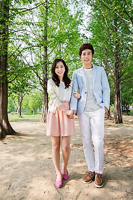 포토 JPG 주간 전신 나무 식물 라이프스타일 커플 공원 여자 남자 여유 커플라이프 휴식 서기 미소 웃음 사람 동양인 20대 성인 야외 두명 앞모습 소풍 팔짱 손잡기 산책 산책로 한국인 상쾌 청년만 성인만 국내포토 자연요소 공공시설 감정 길 뷰포인트 컨셉 관계 모션 표정 인종 청년 생활 야외활동 파일형식