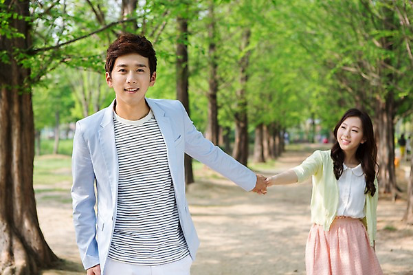 포토 JPG 주간 나무 식물 라이프스타일 커플 공원 여자 남자 여유 커플라이프 휴식 서기 미소 웃음 사람 동양인 20대 성인 야외 두명 앞모습 아웃포커스 소풍 손잡기 산책 산책로 한국인 상쾌 청년만 성인만 국내포토 자연요소 공공시설 감정 길 뷰포인트 컨셉 관계 모션 촬영기법 표정 인종 청년 생활 야외활동 파일형식