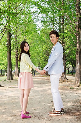 포토 JPG 주간 전신 나무 식물 라이프스타일 커플 공원 여자 남자 여유 커플라이프 휴식 서기 미소 웃음 사람 동양인 20대 성인 야외 두명 옆모습 소풍 손잡기 산책 산책로 한국인 상쾌 청년만 성인만 국내포토 자연요소 공공시설 감정 길 뷰포인트 컨셉 관계 모션 표정 인종 청년 생활 야외활동 파일형식