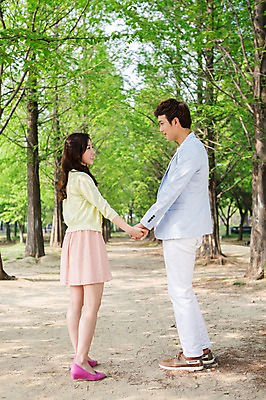 포토 JPG 주간 전신 나무 식물 라이프스타일 커플 공원 여자 남자 여유 커플라이프 휴식 서기 미소 웃음 사람 동양인 20대 성인 야외 두명 옆모습 소풍 마주보기 손잡기 산책 산책로 한국인 상쾌 청년만 성인만 국내포토 자연요소 공공시설 감정 길 뷰포인트 컨셉 관계 모션 표정 인종 청년 생활 야외활동 파일형식