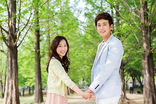 포토 JPG 주간 나무 식물 라이프스타일 커플 공원 여자 남자 여유 커플라이프 휴식 서기 미소 웃음 사람 동양인 상반신 20대 성인 야외 두명 옆모습 아웃포커스 소풍 손잡기 산책 산책로 한국인 상쾌 청년만 성인만 국내포토 자연요소 공공시설 감정 길 뷰포인트 컨셉 관계 모션 촬영기법 표정 인종 청년 생활 야외활동 파일형식