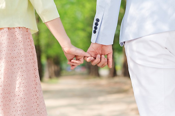 포토 JPG 주간 나무 식물 라이프스타일 손 커플 공원 여자 남자 여유 커플라이프 신체 휴식 서기 사람 야외 두명 뒷모습 아웃포커스 신체부위 캐주얼 소풍 손잡기 산책 상쾌 새끼손가락 국내포토 자연요소 옷 공공시설 감정 뷰포인트 컨셉 관계 모션 촬영기법 생활 야외활동 파일형식