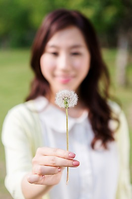 포토 JPG 주간 식물 라이프스타일 공원 여자 꽃 여유 휴식 씨앗 한명 미소 웃음 들기 사람 동양인 상반신 20대 성인 야외 앞모습 아웃포커스 소풍 산책 한국인 민들레 상쾌 민들레홀씨 여자만 여자한명만 성인여자만 청년만 청년여자만 성인한명만 청년여자한명만 성인여자한명만 성인만 국내포토 자연요소 1 공공시설 감정 뷰포인트 컨셉 모션 촬영기법 표정 인종 청년 생활 야외활동 파일형식