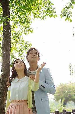 포토 JPG 주간 나무 식물 라이프스타일 커플 응시 공원 여자 남자 꽃잎 꽃 여유 커플라이프 날리기 휴식 서기 미소 웃음 사람 동양인 상반신 20대 성인 야외 두명 앞모습 소풍 산책 한국인 상쾌 낙화 청년만 성인만 국내포토 자연요소 시선 공공시설 감정 뷰포인트 컨셉 관계 모션 표정 인종 청년 생활 야외활동 파일형식