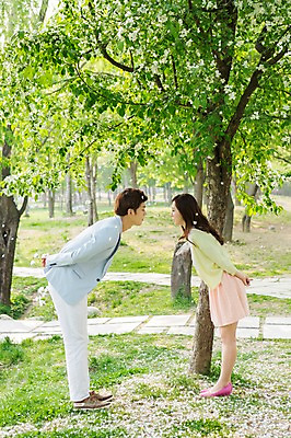 포토 JPG 주간 전신 나무 식물 라이프스타일 커플 공원 여자 남자 꽃잎 꽃 여유 커플라이프 포즈 모션 날리기 휴식 키스 서기 사람 동양인 20대 성인 야외 두명 옆모습 소풍 마주보기 눈감음 산책 한국인 애정표현 상쾌 뒷짐 낙화 청년만 성인만 국내포토 자연요소 공공시설 감정 뷰포인트 컨셉 관계 인종 청년 생활 야외활동 표현 파일형식