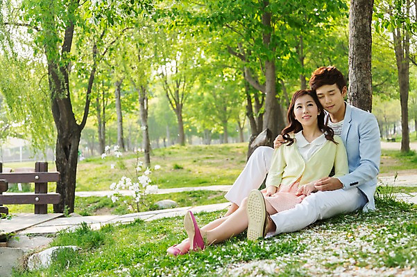 포토 JPG 주간 전신 나무 식물 라이프스타일 커플 공원 여자 남자 꽃 여유 커플라이프 휴식 미소 웃음 사람 앉기 동양인 잔디 20대 성인 야외 두명 앞모습 소풍 눈감음 산책 한국인 상쾌 청년만 성인만 국내포토 자연요소 공공시설 감정 뷰포인트 컨셉 관계 모션 표정 인종 청년 생활 야외활동 파일형식