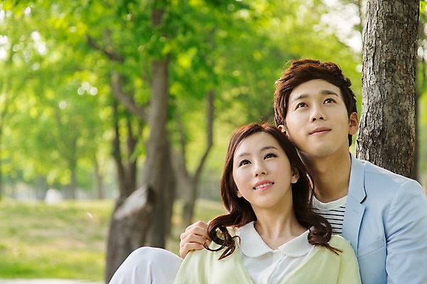 포토 JPG 주간 나무 식물 라이프스타일 커플 응시 공원 여자 남자 여유 커플라이프 휴식 미소 웃음 사람 동양인 상반신 20대 성인 야외 두명 앞모습 아웃포커스 소풍 산책 한국인 상쾌 청년만 성인만 국내포토 자연요소 시선 공공시설 감정 뷰포인트 컨셉 관계 촬영기법 표정 인종 청년 생활 야외활동 파일형식